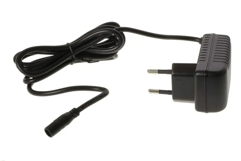 Schwarzes Netzteil mit zwei Kontaktstiften und einem Kabel, das zu einem runden Stecker führt. Geeignet für verschiedene elektronische Geräte, Marke HANSA.